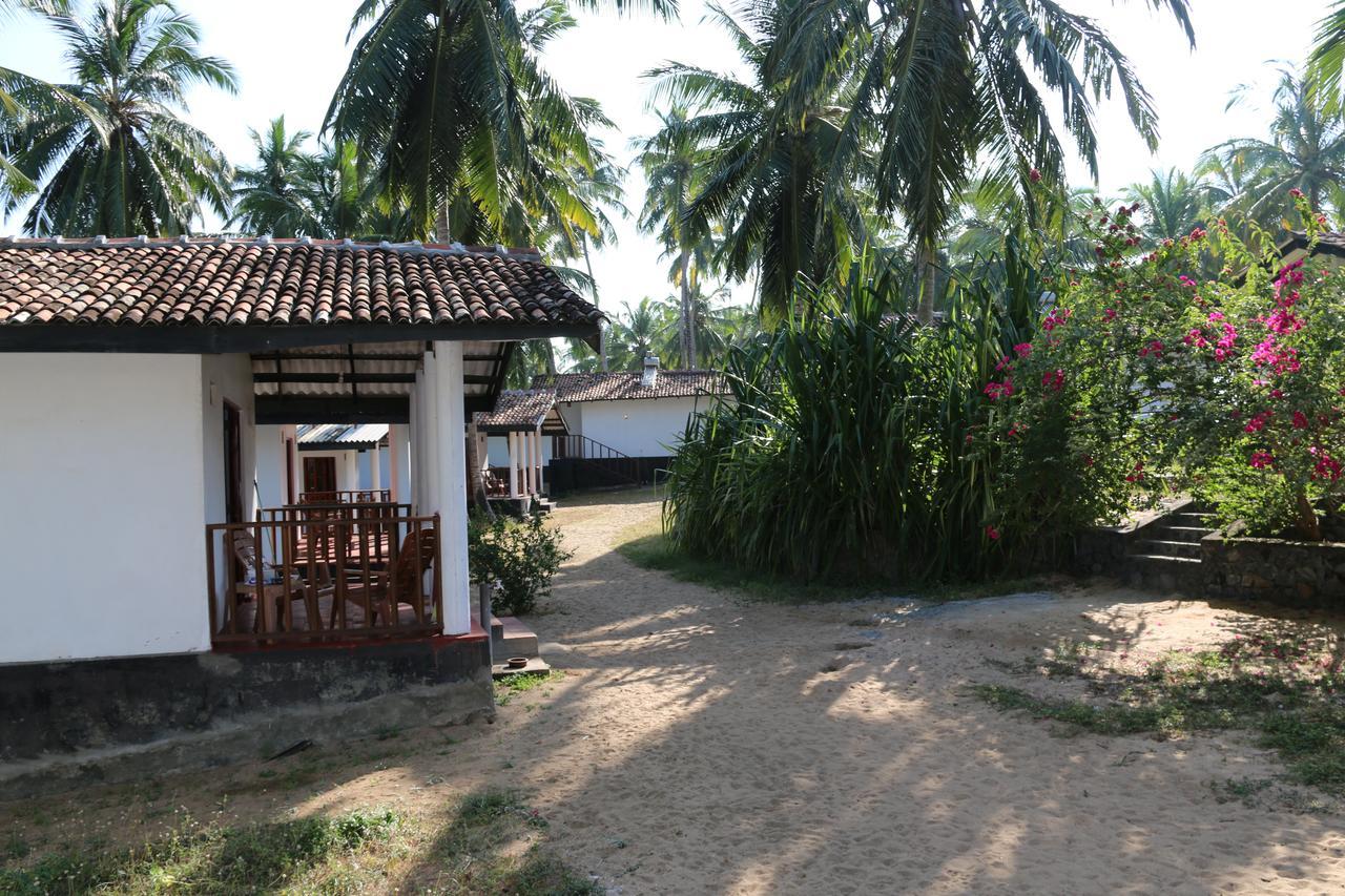 Darwins Beach Resort Тангалле Екстер'єр фото
